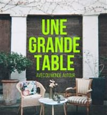 Une grande table avec du monde autour
