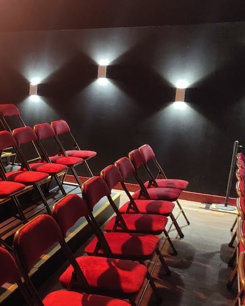 Au Rikiki café-théâtre