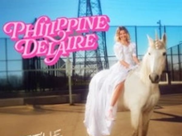 Philippine Delaire, Fifille à papa