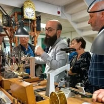 Visite guidée d'un atelier d'horlogerie spécialisé en réparation d'horloges, pendules, pendulettes et montres anciennes.