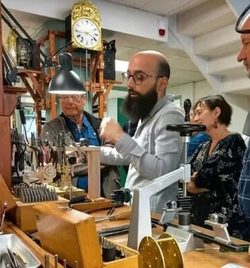 Visite guidée d'un atelier d'horlogerie spécialisé en réparation d'horloges, pendules, pendulettes et montres anciennes.