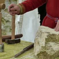 Démonstrations de taille de pierre et d'architecture par La Compagnie Excalibur