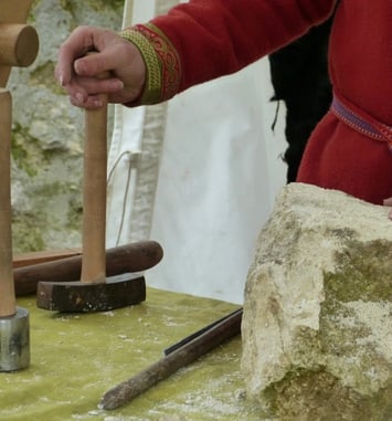 Démonstrations de taille de pierre et d'architecture par La Compagnie Excalibur