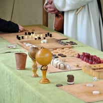 Jeux médiévaux sur table et jeux dits vikings de force et d'adresse par La Compagnie Excalibur