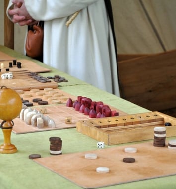 Jeux médiévaux sur table et jeux dits vikings de force et d'adresse par La Compagnie Excalibur