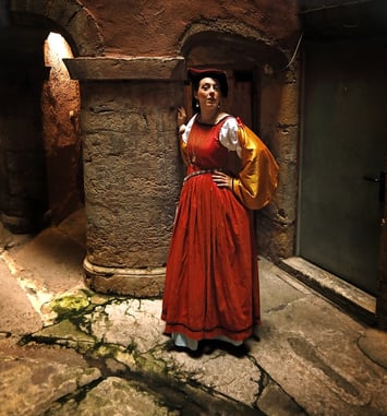 Visite guidée du Vieux Lyon : suivez votre guide costumée et redécouvrez le Vieux Lyon du XVe / Renaissance (traboules et cours intérieures)