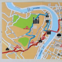 Découvrez l'itinéraire des pèlerins de Saint-Jacques de Compostelle au départ de Saint-Nizier à travers le Vieux-Lyon
