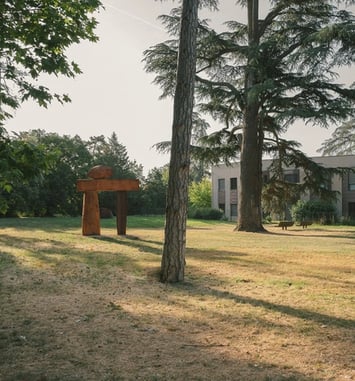 Découverte de l'œuvre mémorielle de Roland Cognet, sculpteur