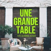 Une grande table avec du monde autour