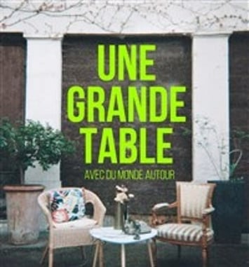 Une grande table avec du monde autour