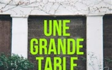 Une grande table avec du monde autour