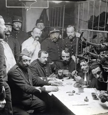 Atelier reconstitution d'une chambrée militaire