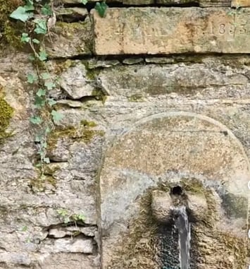 Fontaine aux salamandres et texte du carrier Louis Ligneux