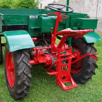 Rassemblement de véhicules agricoles et de transport anciens