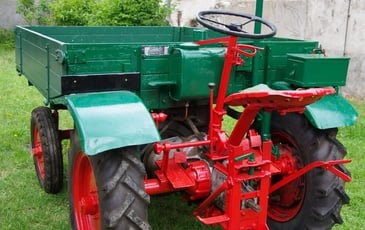 Rassemblement de véhicules agricoles et de transport anciens