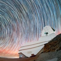 Exposition « Explorer les infinis : des premières chambres à brouillard aux observatoires du XXIe siècle »