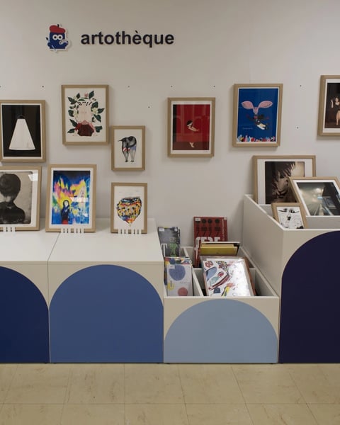 Les murs s'amusent avec l'artothèque