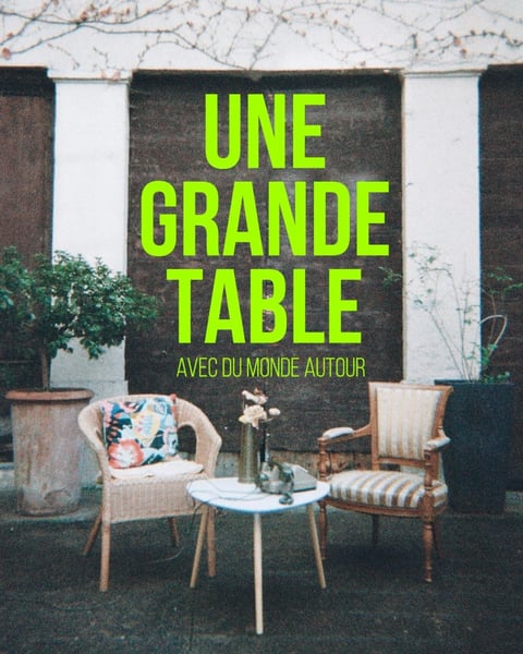 Une grande table avec du monde autour