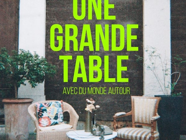 Une grande table avec du monde autour